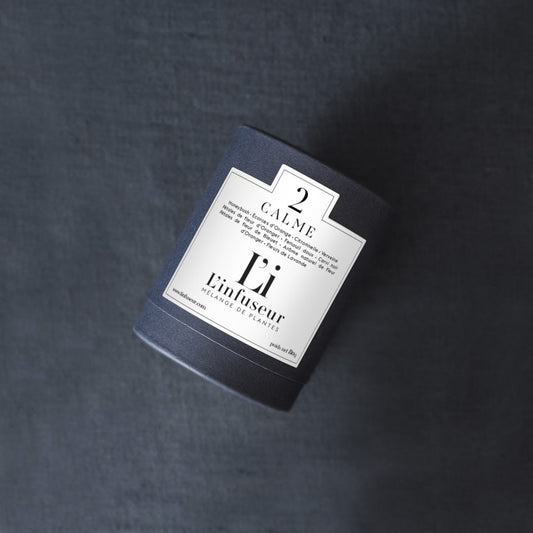 Candle labeled '2 Calme' on a dark gray background, Herbal Tea Calme N°2 by L'Infuseur – Honeybush & Verbena