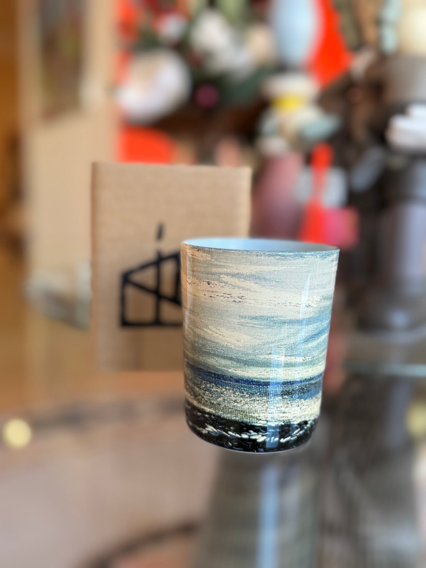 Glass with marbled design on a blurred background, Hedva Ser Candle – Épreuve d’Artistes – Maison Holder