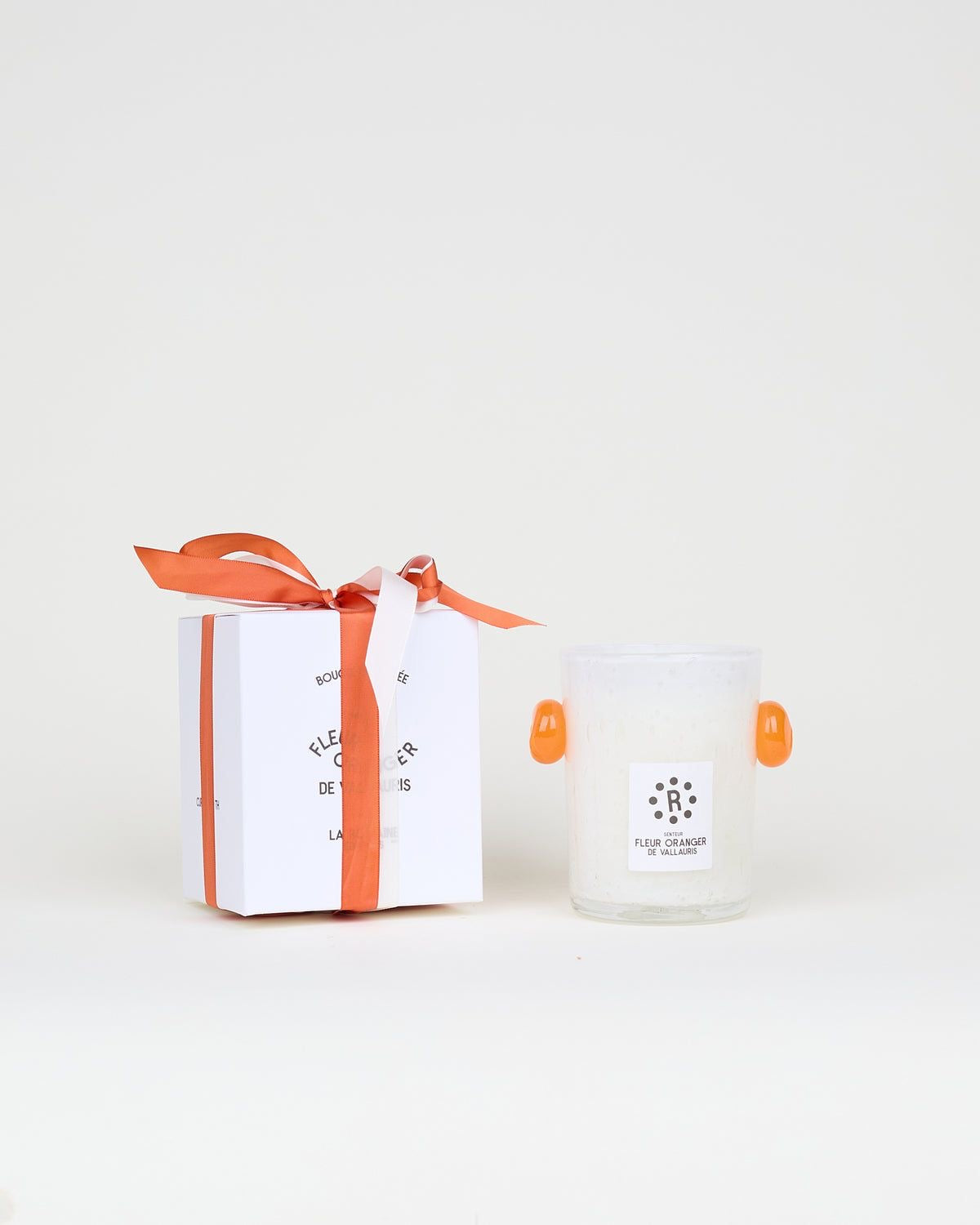 Gift box with an orange ribbon and a candle on a white background, Peony Candle Orange Blossom – La Romaine Editions – Maison Holder