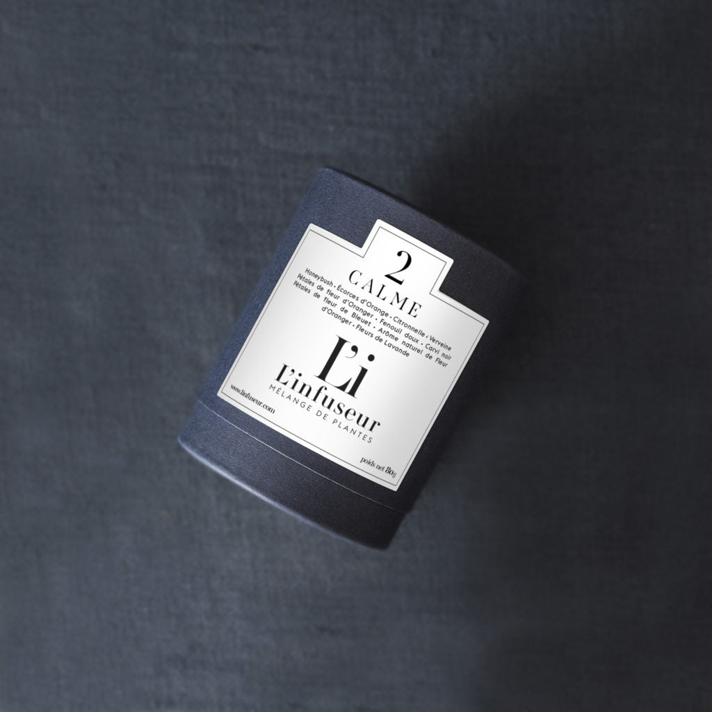 Candle labeled '2 Calme' on a dark gray background, Herbal Tea Calme N°2 by L'Infuseur – Honeybush & Verbena