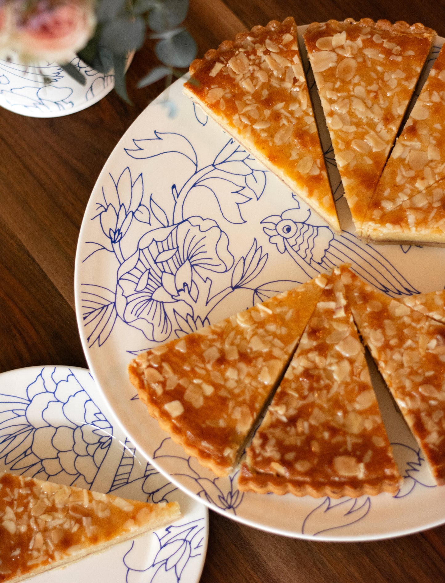 Pie with slices cut out on a decorative plate with floral patterns, Cake Platter Rouen Decor – Desvres Earthenware – Maison Holder